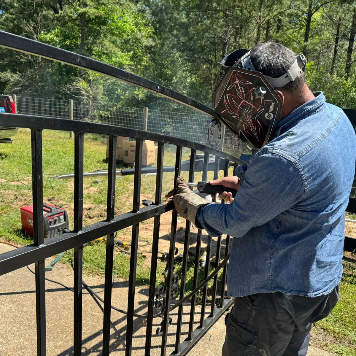 Custom-gate-repair-technician